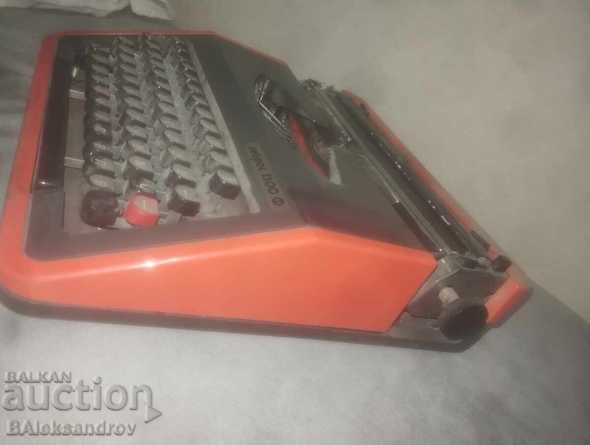 Bulgarian typewriter from the socialist era - 5