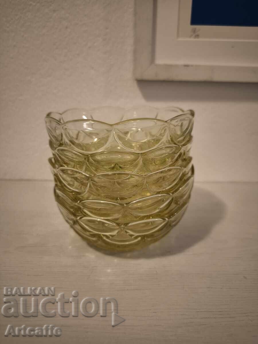 Delivery of Set of 5 green bowls - uranium glass Delivery of Set of 5 green bowls - uranium glass