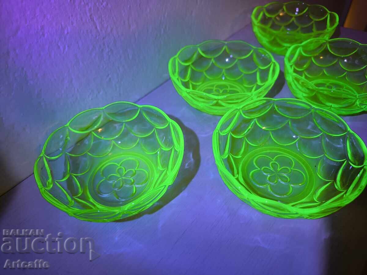 Set of 5 green bowls - uranium glass - 6 Set of 5 green bowls - uranium glass - 6