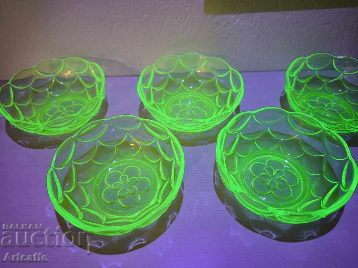 Set of 5 green bowls - uranium glass Set of 5 green bowls - uranium glass