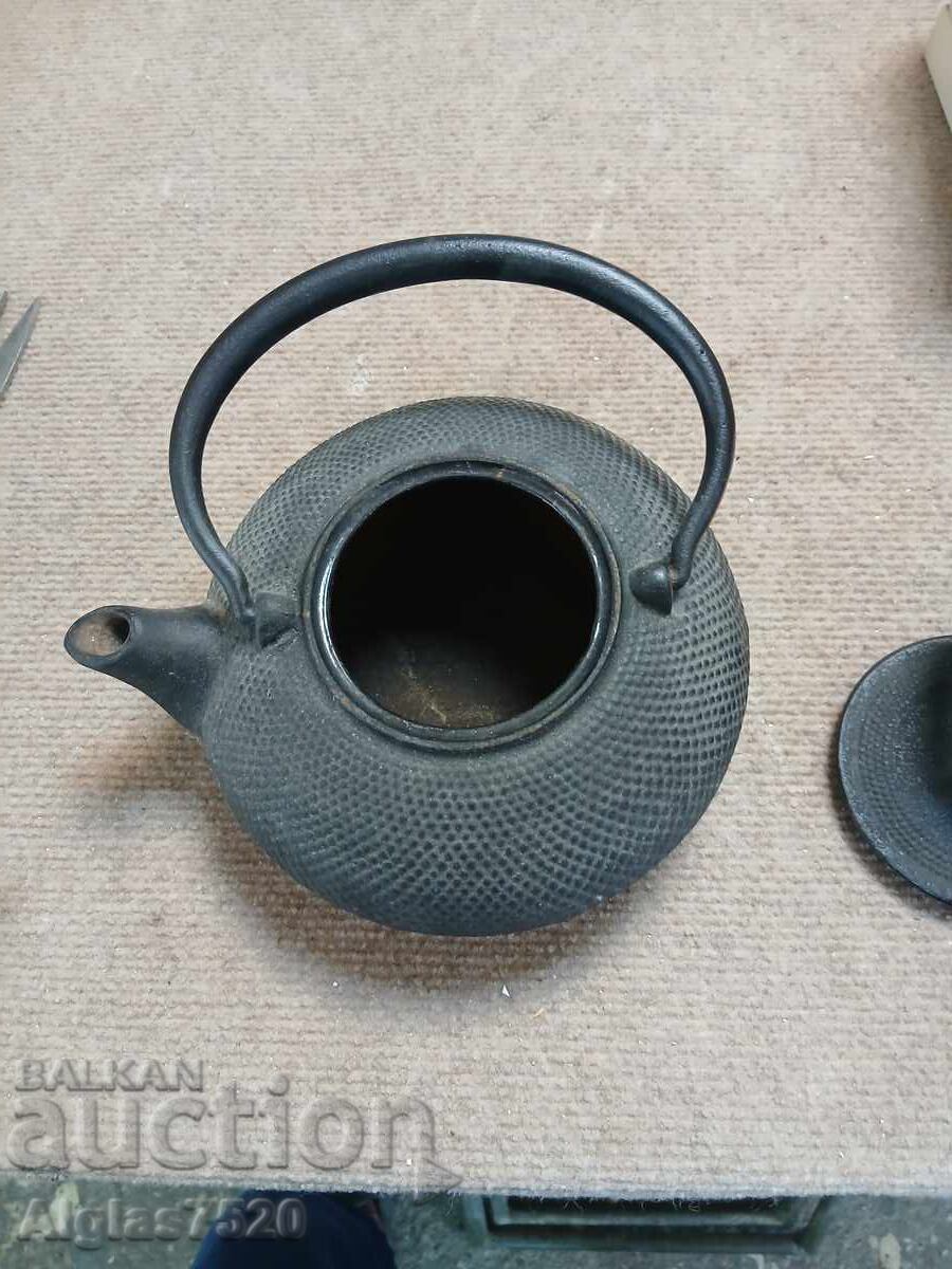Ceainic vechi din fontă cu preț € 20.00 | 39.12 BGN