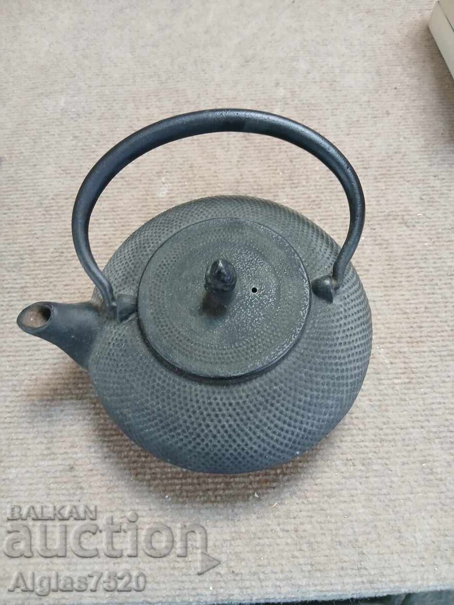 Ceainic vechi din fontă