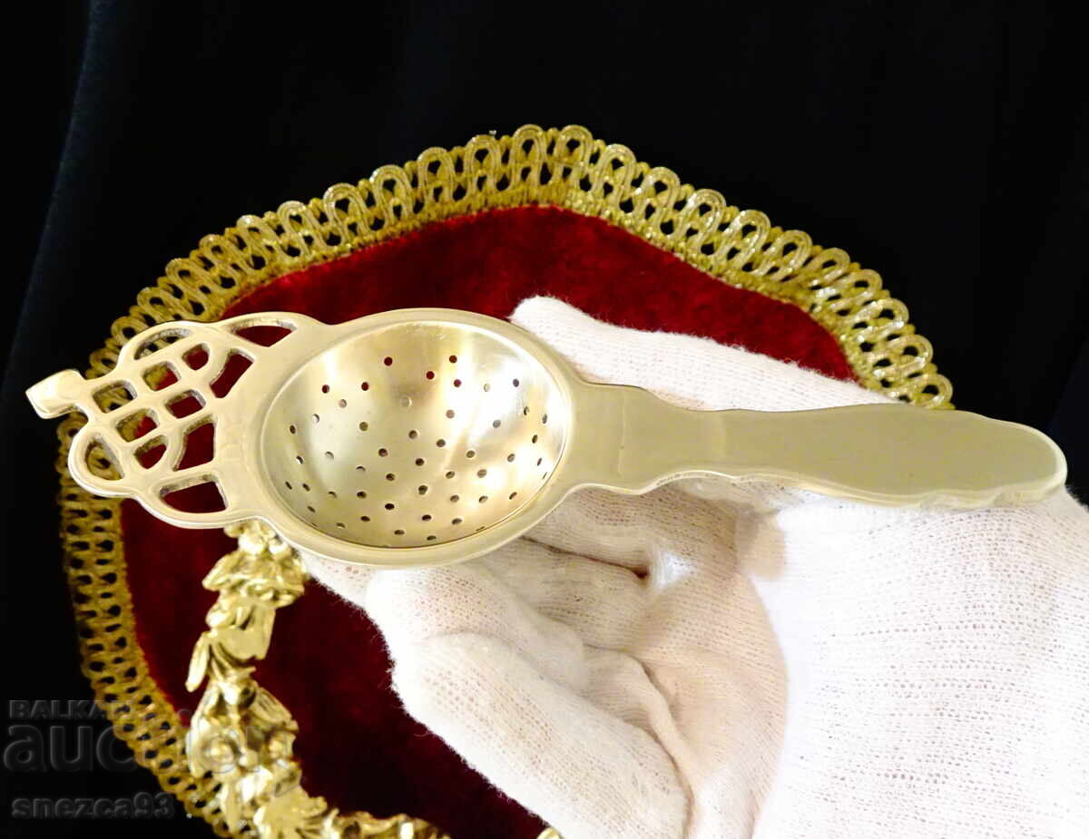 Licitație Filtru de ceai din bronz Art Nouveau Licitație Filtru de ceai din bronz Art Nouveau