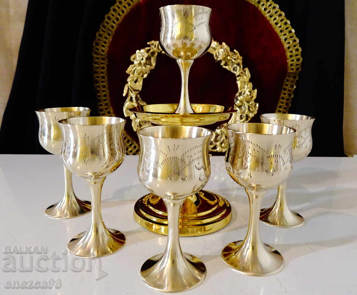 Δημοπρασία Χάλκινα φλιτζάνια ρακής, σκαμνί, χαραγμένα