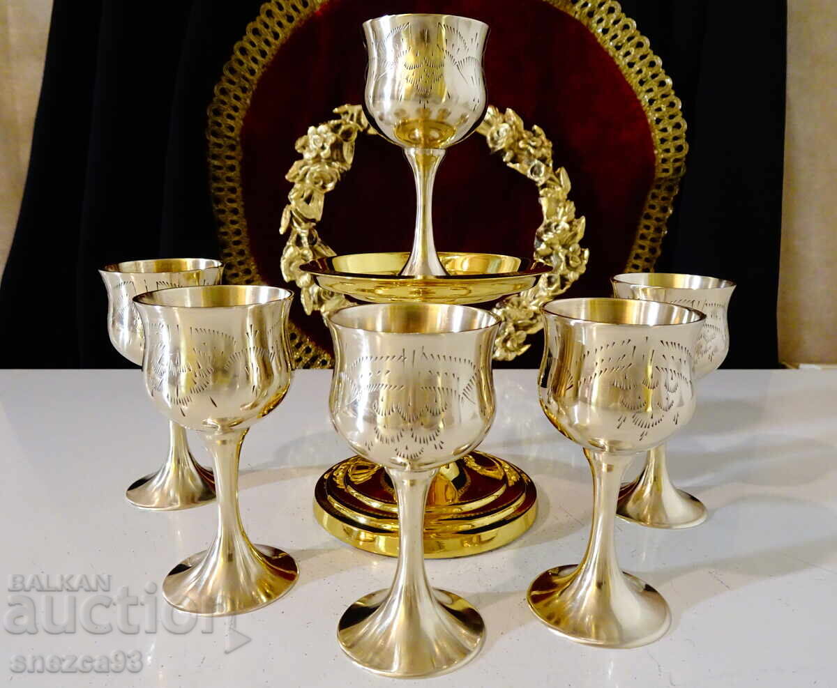 Χάλκινα φλιτζάνια ρακής, σκαμνί, χαραγμένα