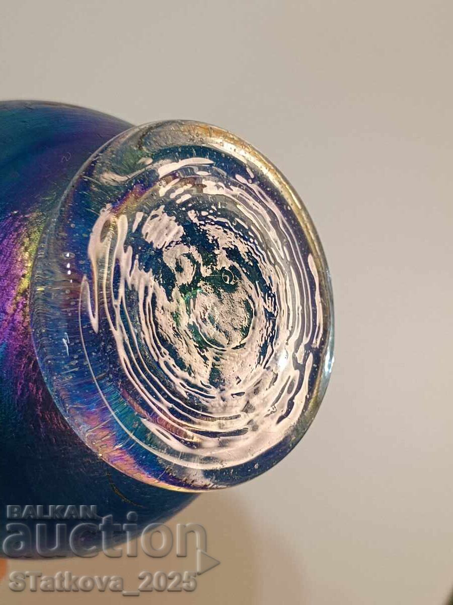 Auction  Art vase made of hand-blown glass