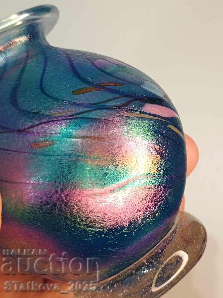 Delivery of Art vase made of hand-blown glass