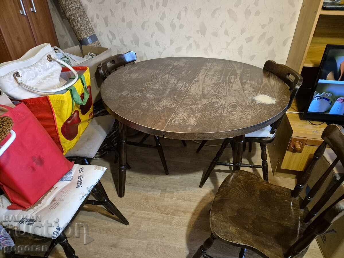 Masă de dining extensibilă din lemn (110-150 cm) și 4 scaune Masă de dining extensibilă din lemn (110-150 cm) și 4 scaune