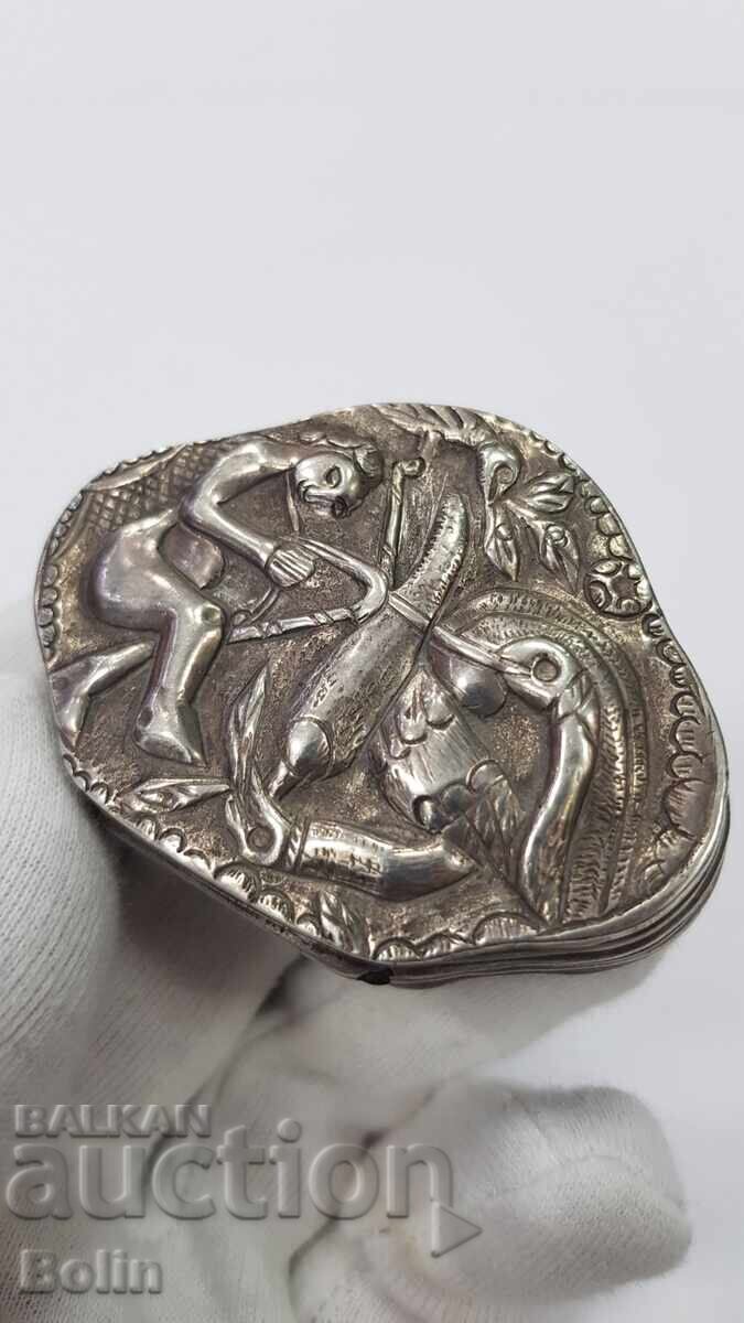 Cutie de tabac rară, unică, din perioada Renașterii Naționale - Secolul 19 cu preț € 650.00 | 1271.29 BGN Cutie de tabac rară, unică, din perioada Renașterii Naționale - Secolul 19 cu preț € 650.00 | 1271.29 BGN