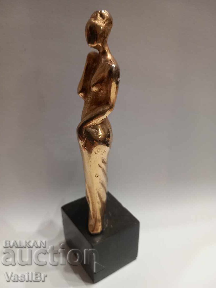 Доставка на Малка пластика скултура