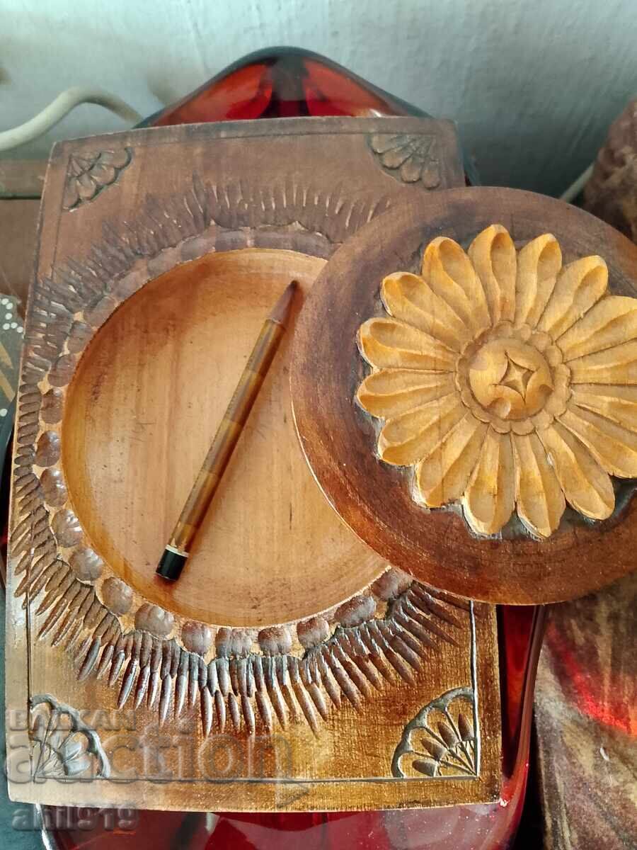 Стара дървена кутия с цена € 40.00 | 78.23 лв.