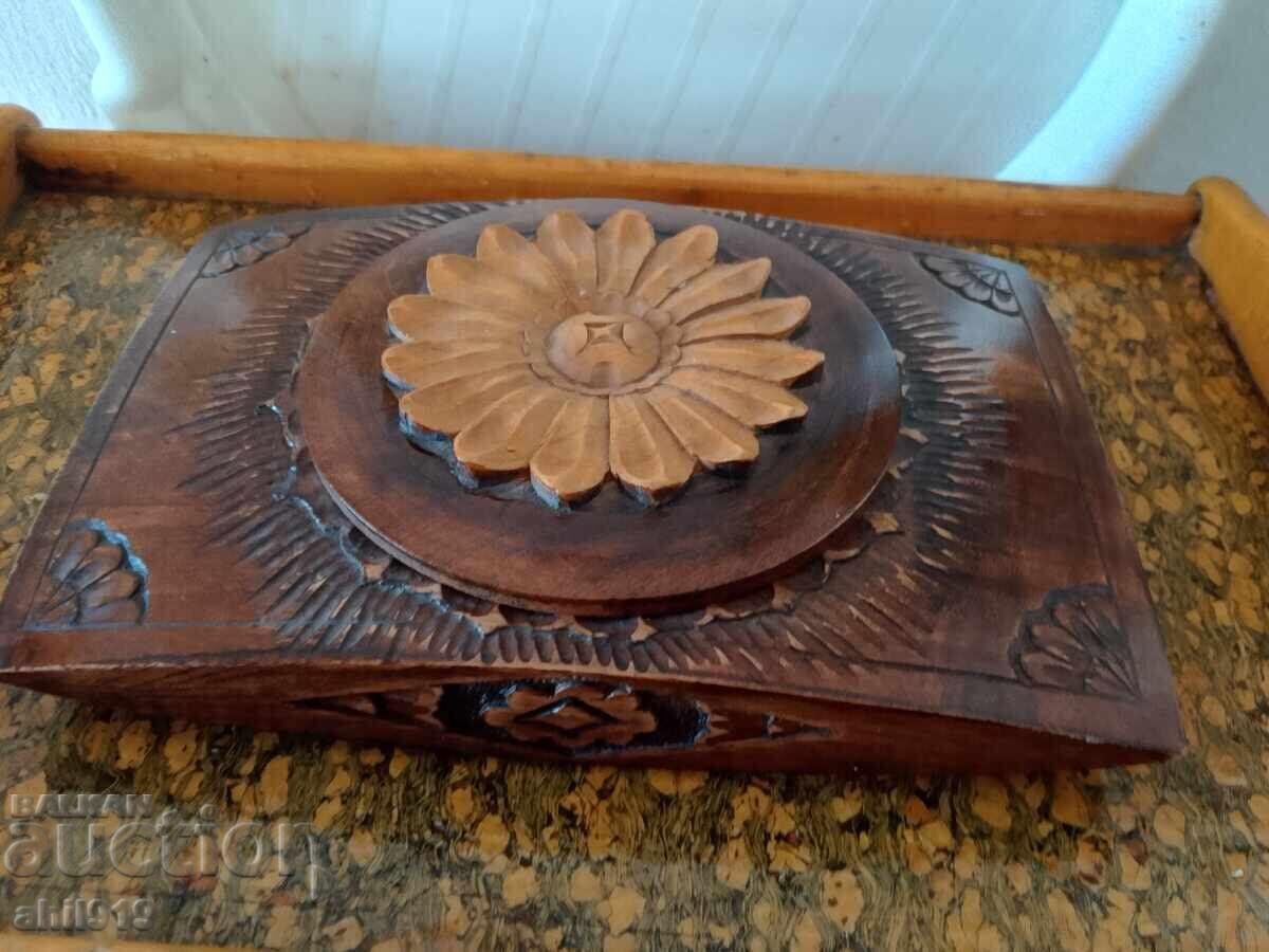 Стара дървена кутия