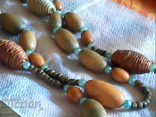 Vechi colier dublu din lemn frumos cu perle cu preț € 7.00 | 13.69 BGN