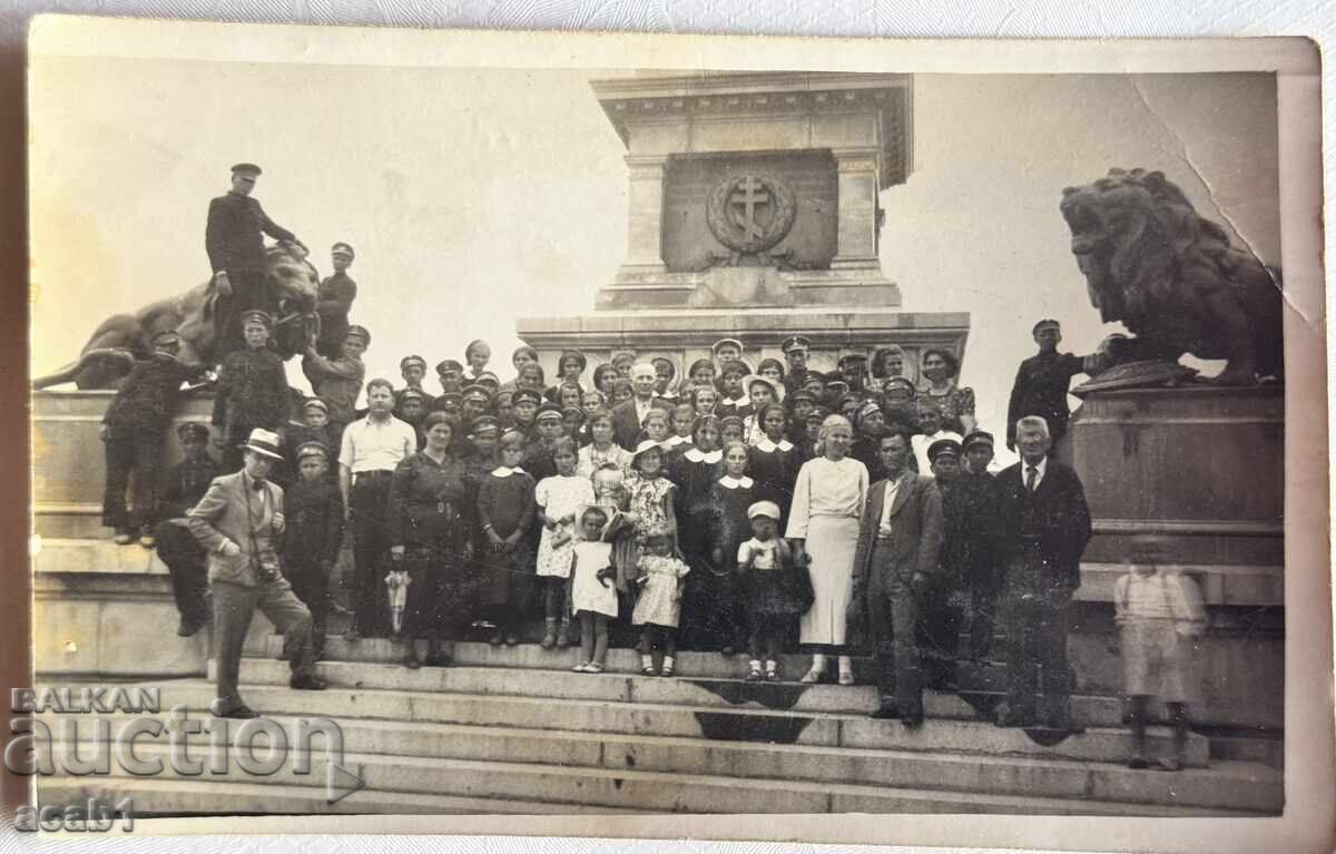 Ruse Profesori și Elevi în fața monumentului Libertății Ruse Profesori și Elevi în fața monumentului Libertății