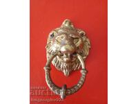 Aplicație - cap de leu