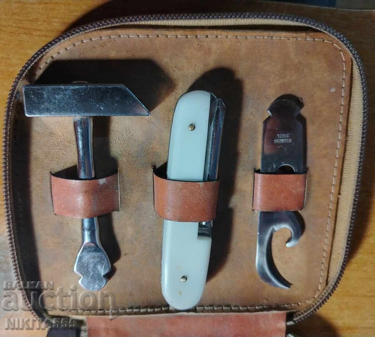 Licitație Set multifuncțional de scule vechi cu husă Licitație Set multifuncțional de scule vechi cu husă