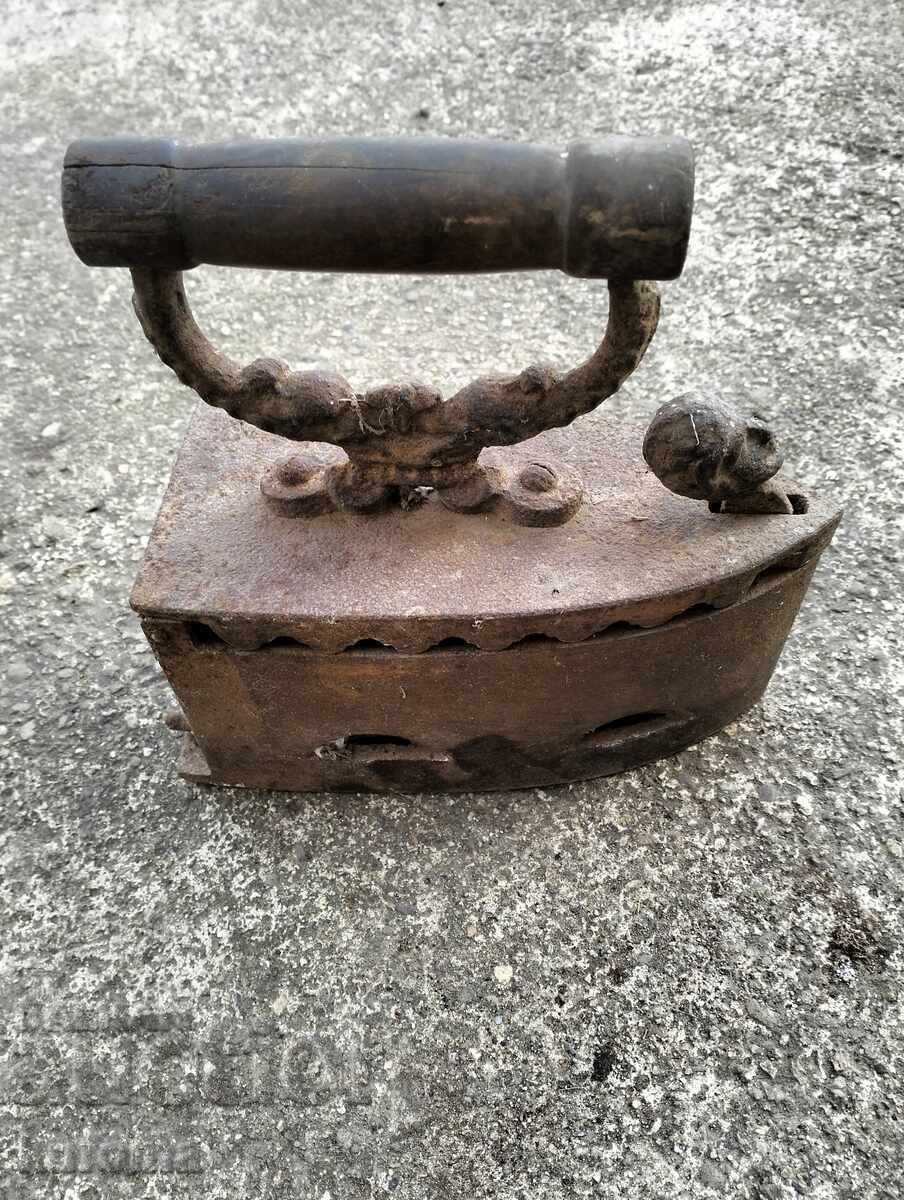 Стара ютия на жар с цена € 24.99 | 48.88 лв. Стара ютия на жар с цена € 24.99 | 48.88 лв.