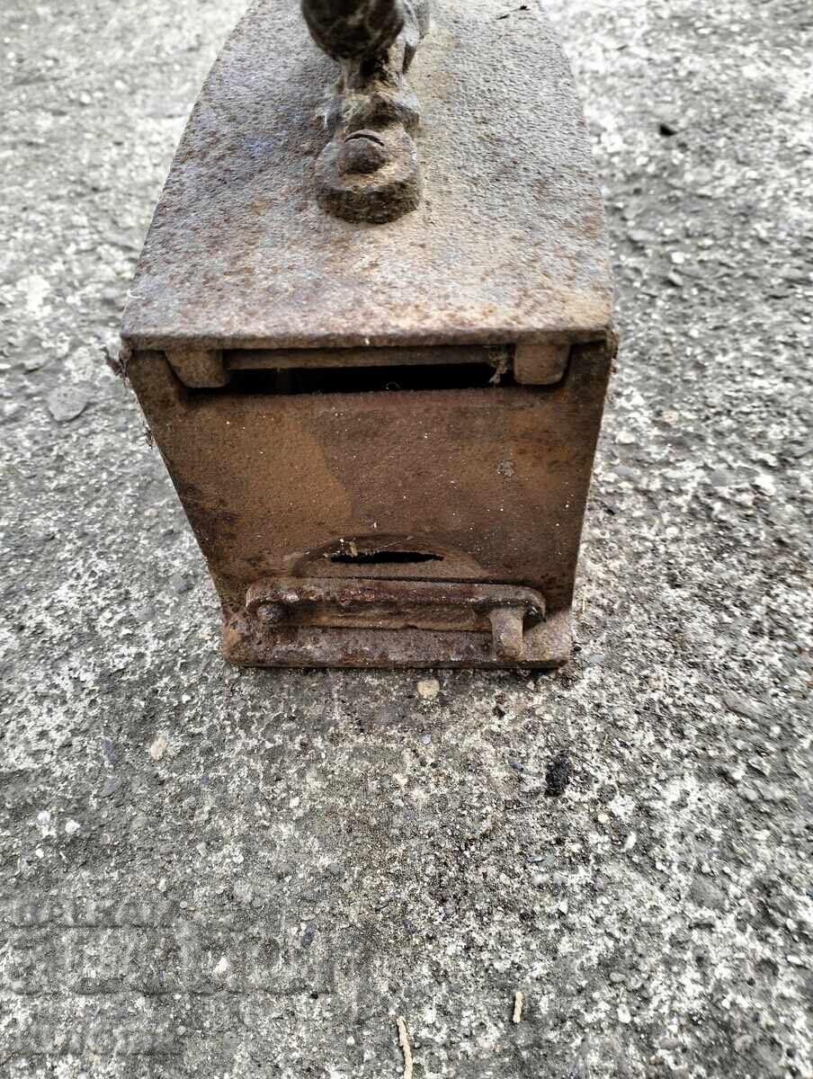 Аукцион Стара ютия на жар Аукцион Стара ютия на жар