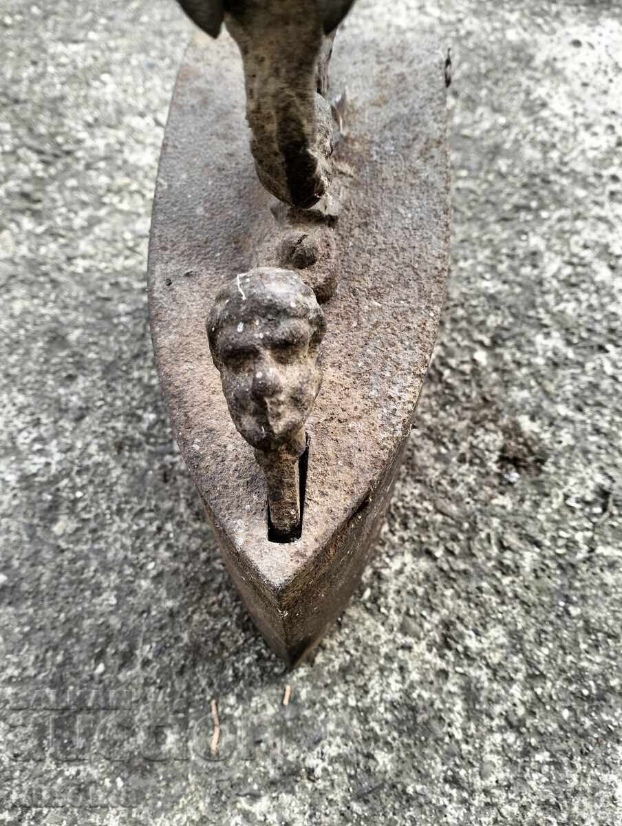 Доставка на Стара ютия на жар Доставка на Стара ютия на жар