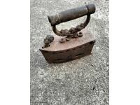 Un fier de călcat vechi în flăcări