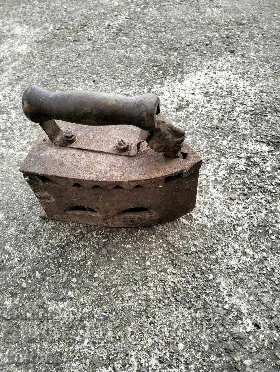 Стара ютия на жар с цена € 24.99 | 48.88 лв. Стара ютия на жар с цена € 24.99 | 48.88 лв.