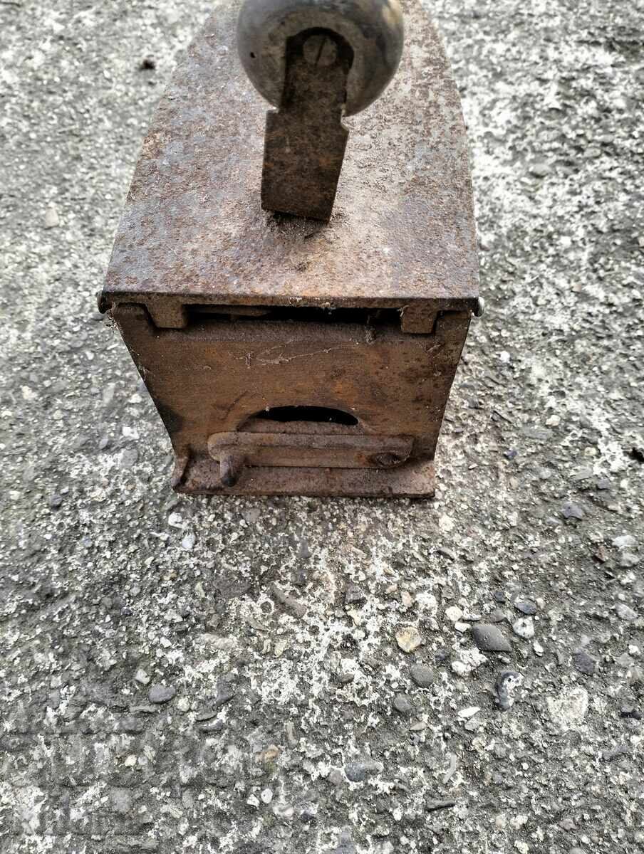 Аукцион Стара ютия на жар Аукцион Стара ютия на жар