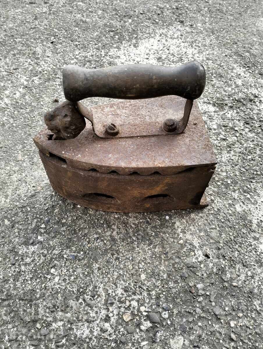 Стара ютия на жар Стара ютия на жар