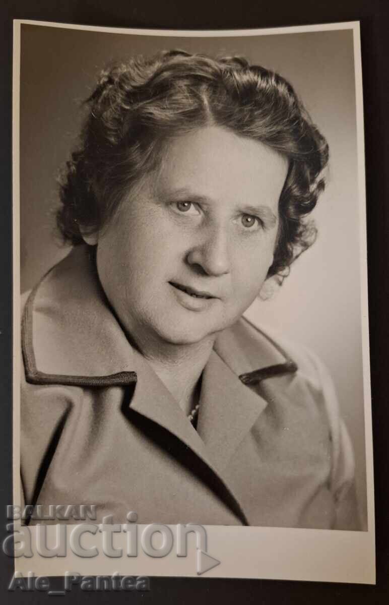 Fotografie veche, portret feminin făcut la Viena Fotografie veche, portret feminin făcut la Viena