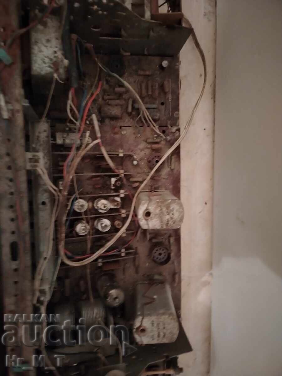 Livrarea Șasiu de radio gramofon cu lămpi