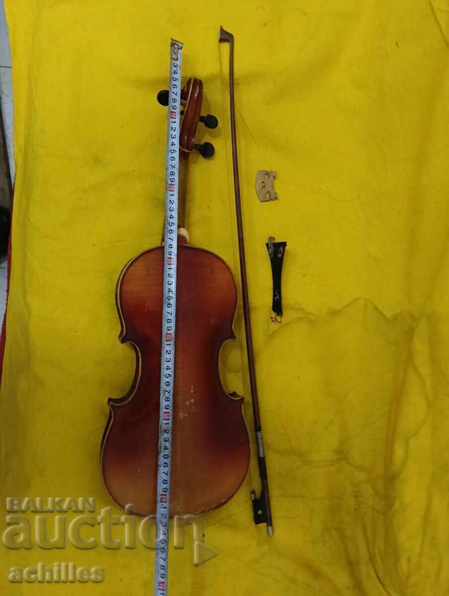 Παράδοση Παλιό βιολί για επισκευή