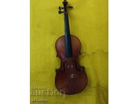 Vioară veche pentru restaurare