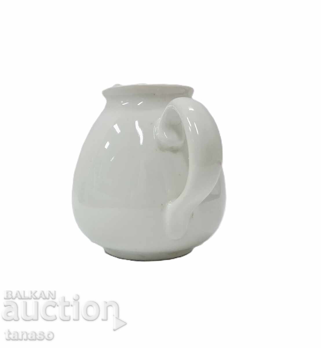 Cănă mică din porțelan alb pentru lapte sau smântână cu preț € 5.00 | 9.78 BGN Cănă mică din porțelan alb pentru lapte sau smântână cu preț € 5.00 | 9.78 BGN