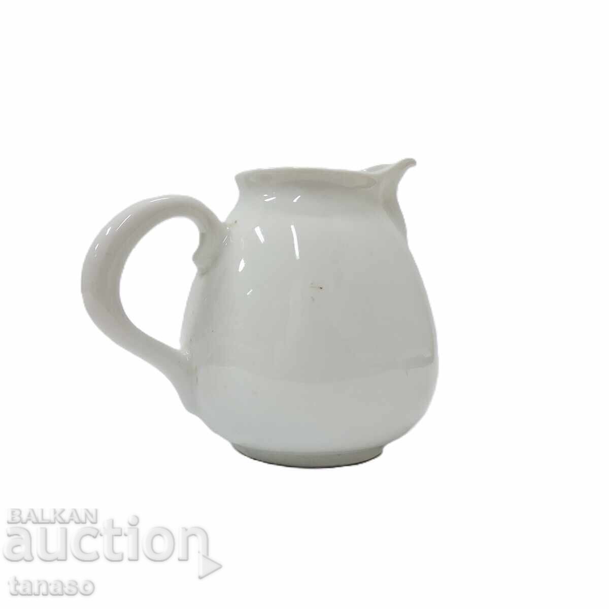 Licitație Cănă mică din porțelan alb pentru lapte sau smântână Licitație Cănă mică din porțelan alb pentru lapte sau smântână