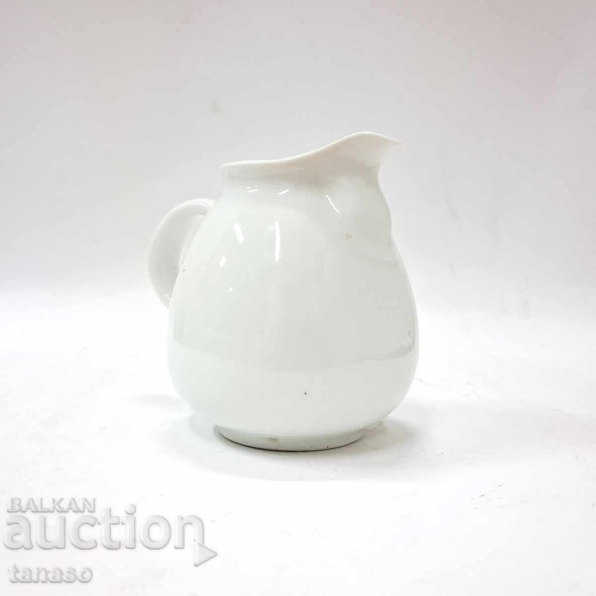 Livrarea Cănă mică din porțelan alb pentru lapte sau smântână Livrarea Cănă mică din porțelan alb pentru lapte sau smântână