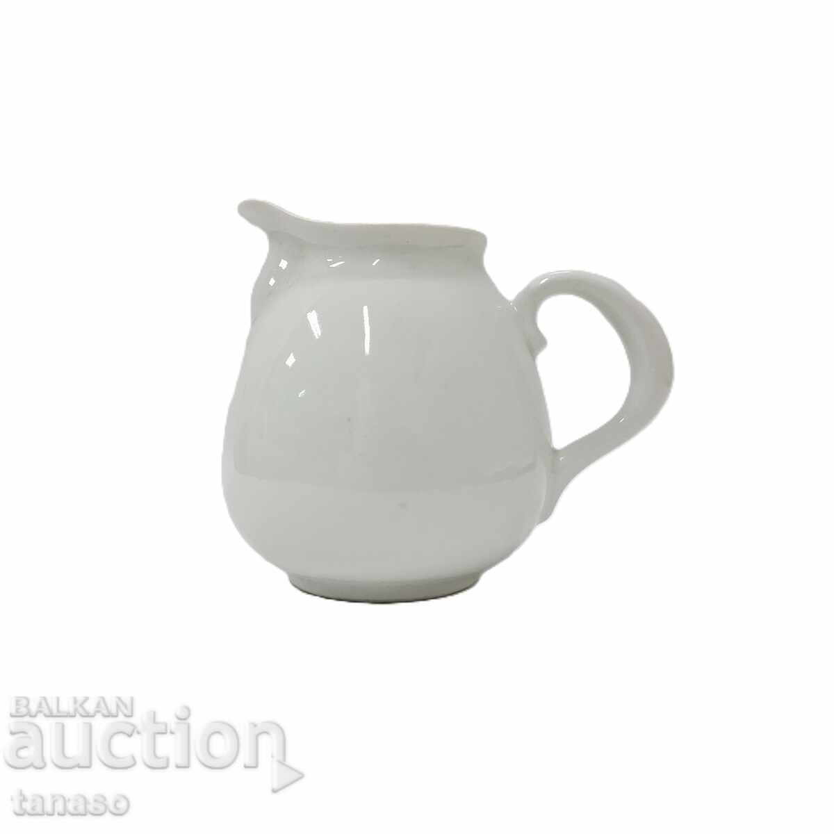 Cănă mică din porțelan alb pentru lapte sau smântână Cănă mică din porțelan alb pentru lapte sau smântână