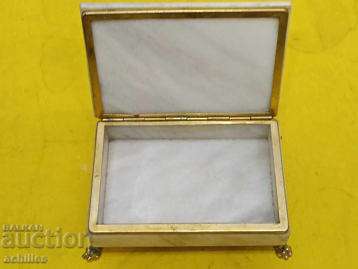 Μαρμάρινο κοσμηματοπωλείο με τιμή € 10.50 | 20.54 BGN Μαρμάρινο κοσμηματοπωλείο με τιμή € 10.50 | 20.54 BGN