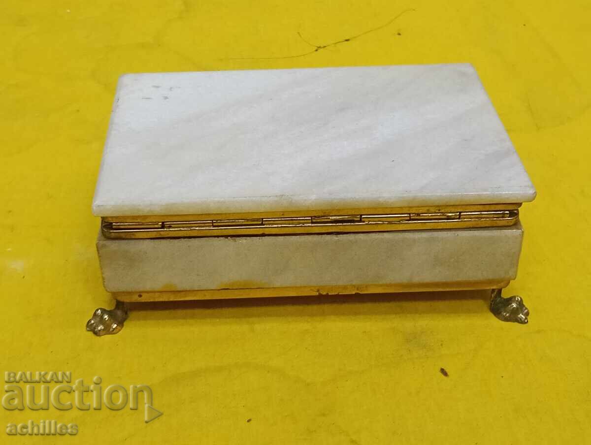 Μαρμάρινο κοσμηματοπωλείο Μαρμάρινο κοσμηματοπωλείο