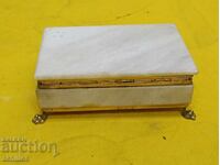 Мраморна кутия за бижута