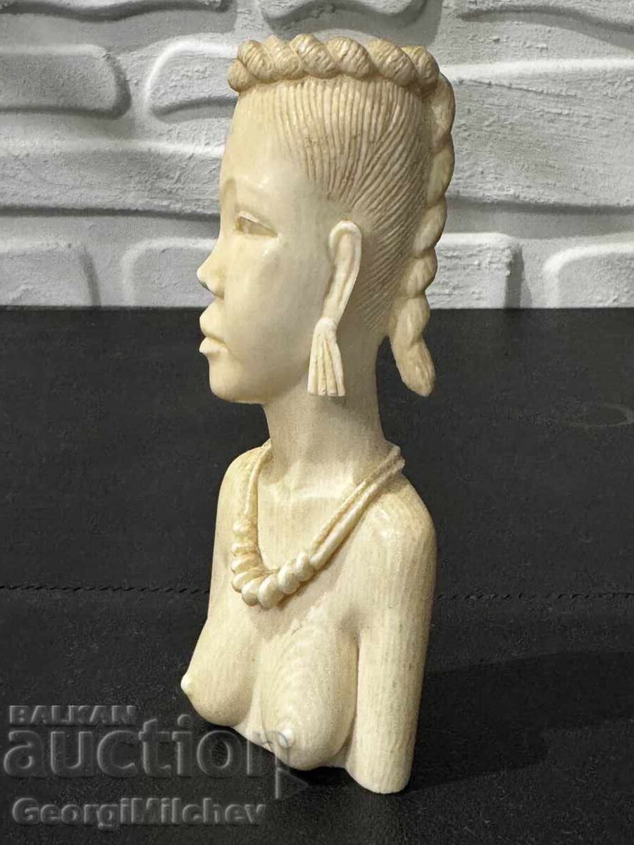 Аукцион Изящна статуетка от слонова кост Аукцион Изящна статуетка от слонова кост