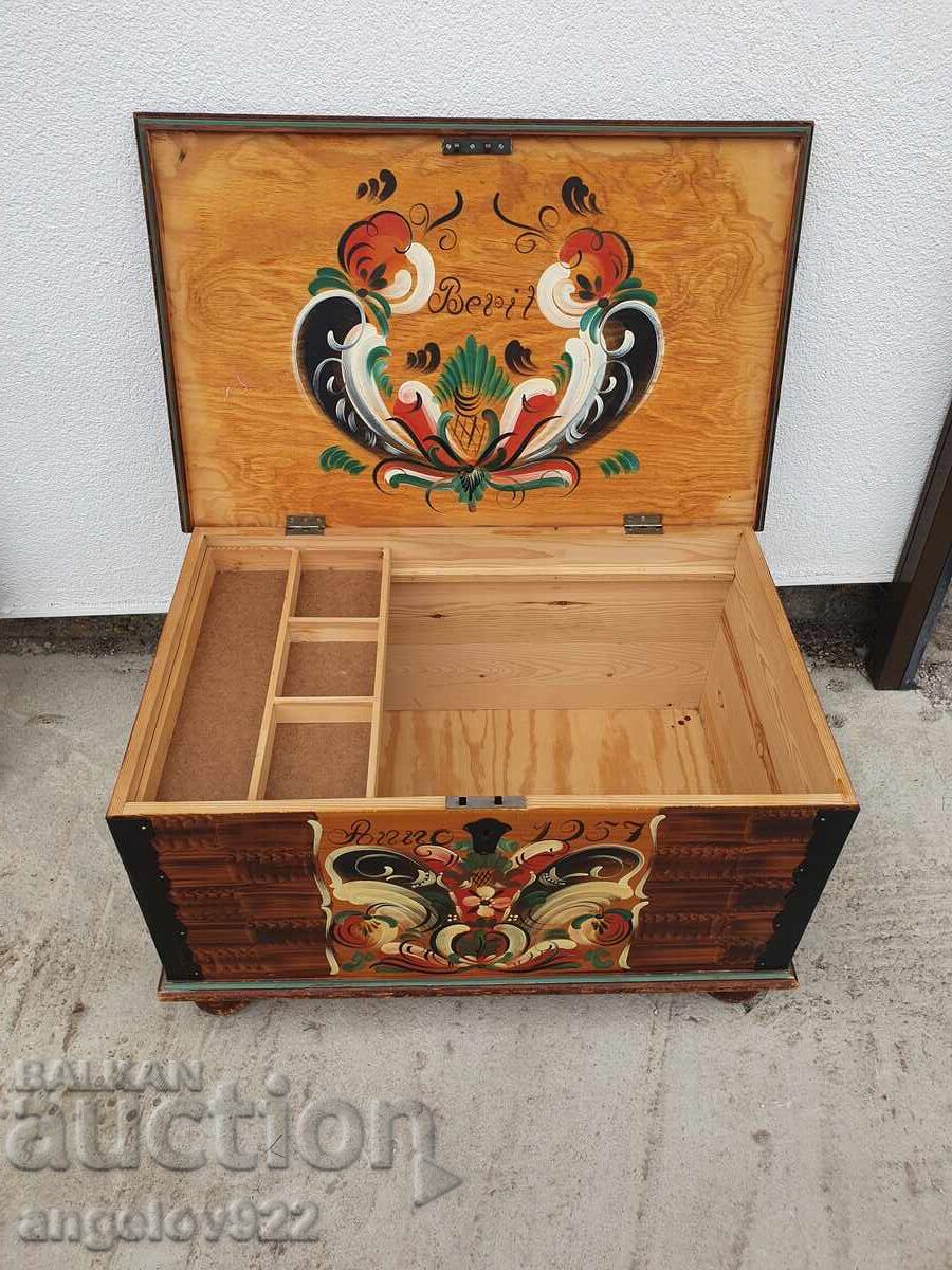 Δημοπρασία Αντίκα ξύλινο σεντούκι μασίφ χειροποίητο ζωγραφισμένο από το 1957