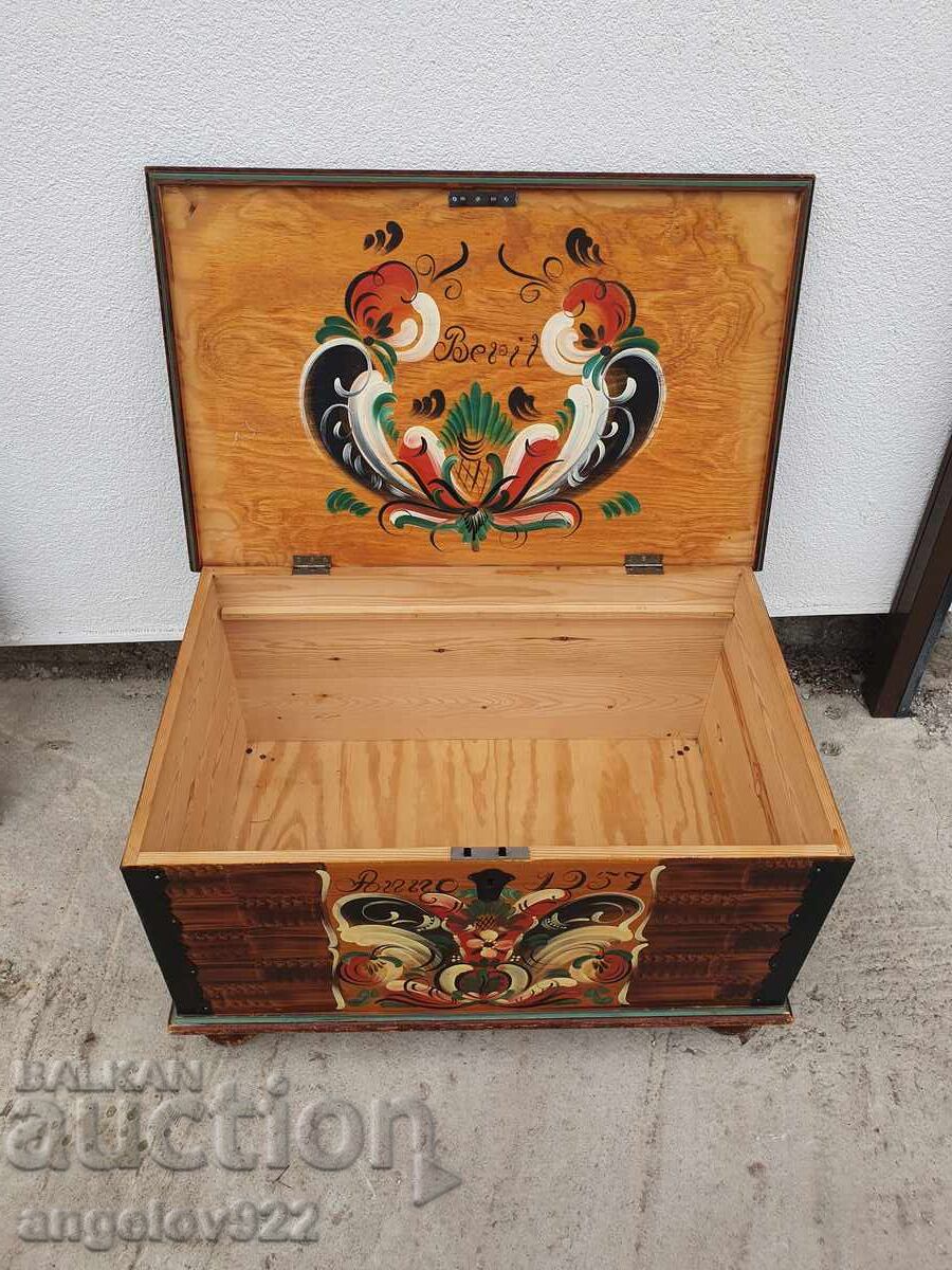 Παράδοση Αντίκα ξύλινο σεντούκι μασίφ χειροποίητο ζωγραφισμένο από το 1957