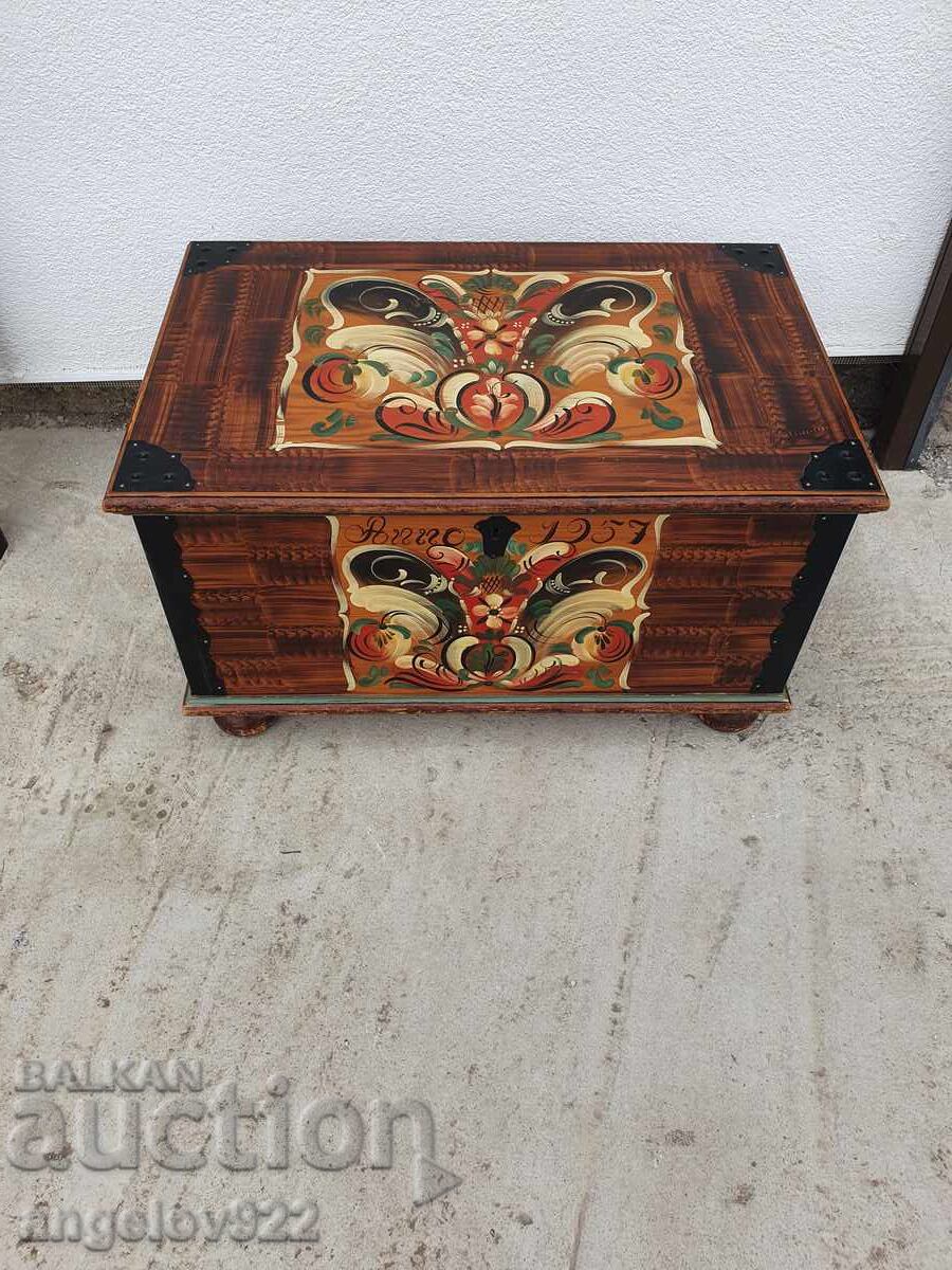 Αντίκα ξύλινο σεντούκι μασίφ χειροποίητο ζωγραφισμένο από το 1957