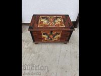 Αντίκα ξύλινο σεντούκι μασίφ χειροποίητο ζωγραφισμένο από το 1957