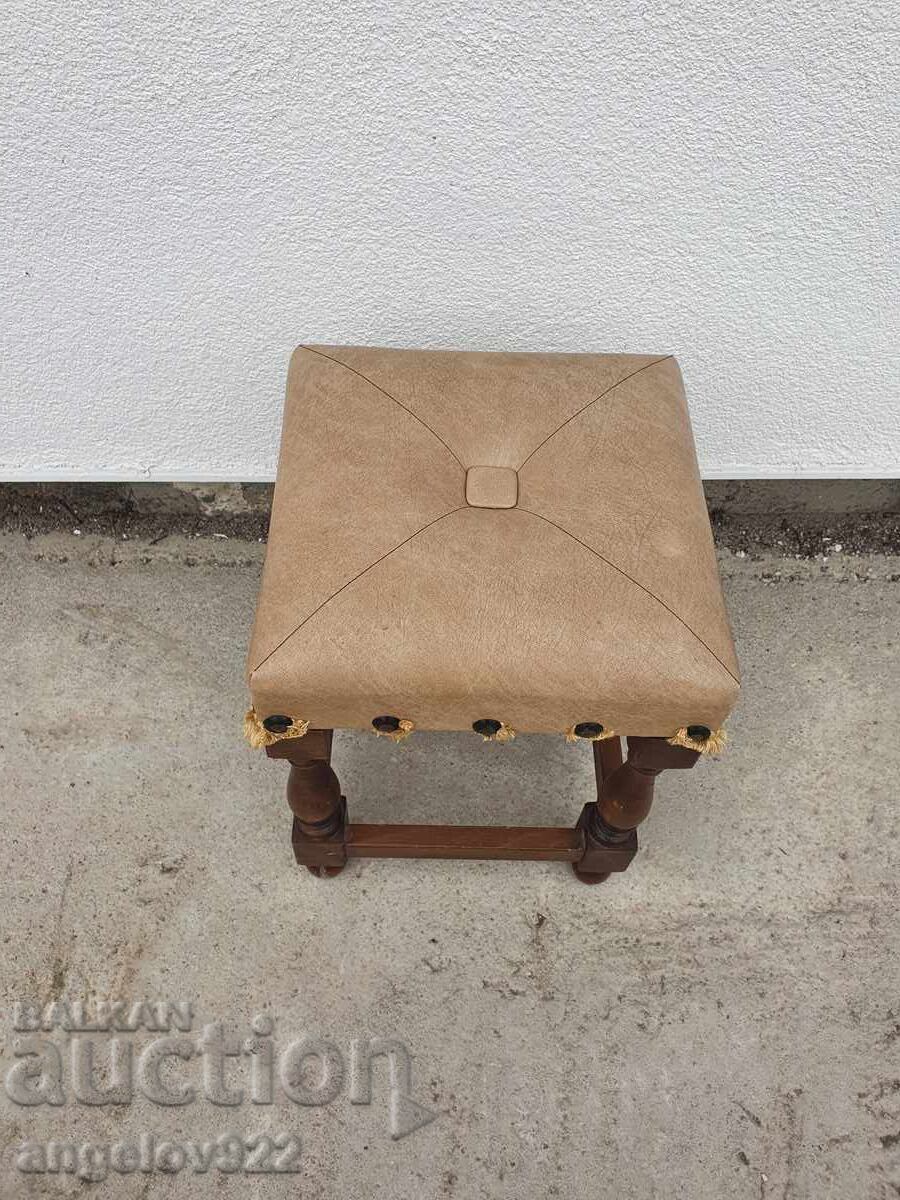 Taburet vintage frumos, masiv!!! cu preț € 0.01 | 0.02 BGN Taburet vintage frumos, masiv!!! cu preț € 0.01 | 0.02 BGN