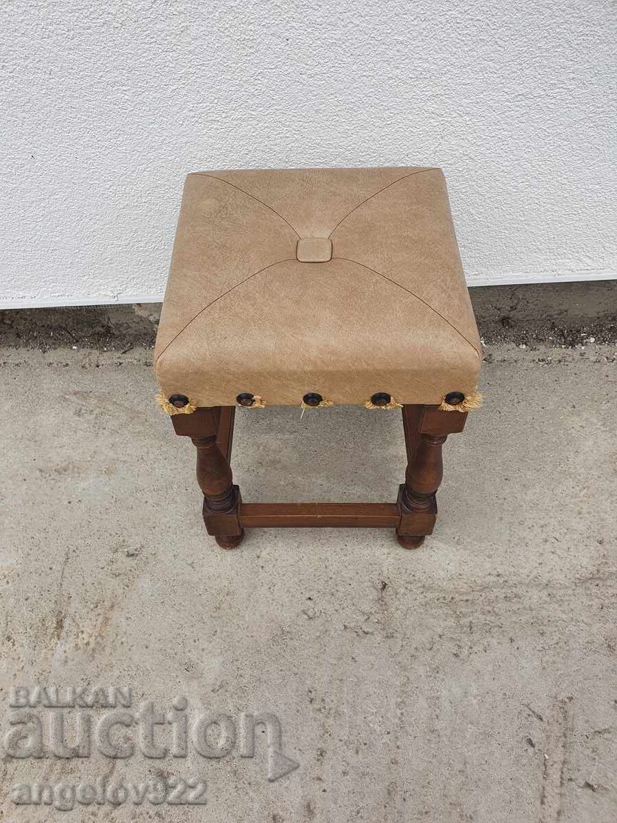 Livrarea Taburet vintage frumos, masiv!!! Livrarea Taburet vintage frumos, masiv!!!