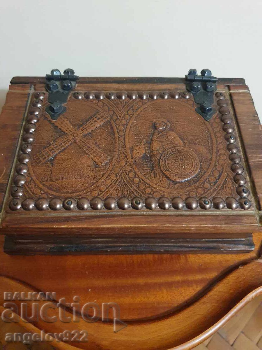 Винтидж дървена кутия за бижута с щампована естествена кожа! с цена € 0.01 | 0.02 лв.