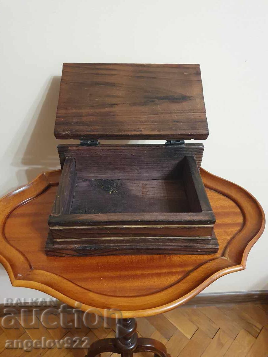 Аукцион Винтидж дървена кутия за бижута с щампована естествена кожа!