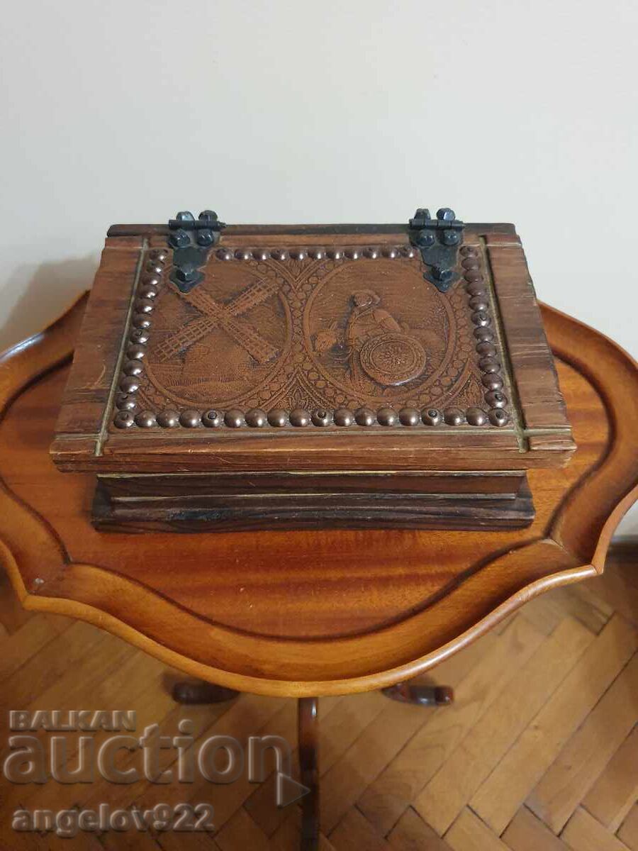 Винтидж дървена кутия за бижута с щампована естествена кожа!