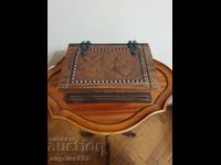 Винтидж дървена кутия за бижута с щампована естествена кожа!