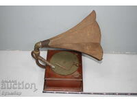 Старинен грамофон с фуния за интериор или ремонт.